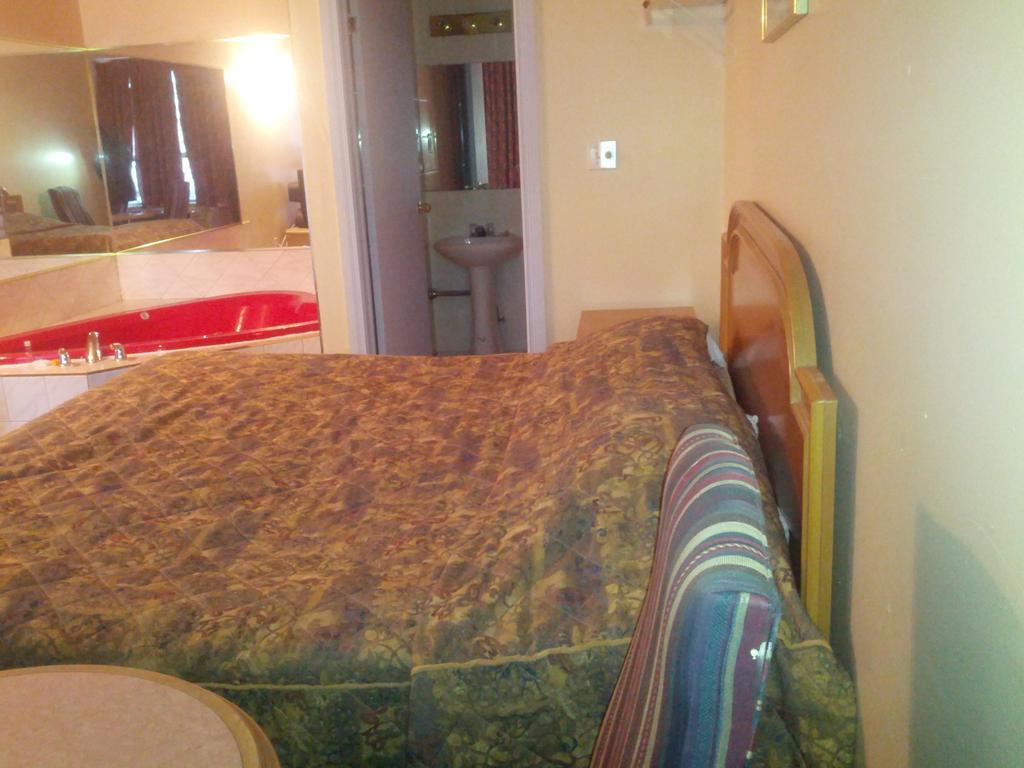 Admiral Inn By The Falls Niagara-Fälle Zimmer foto